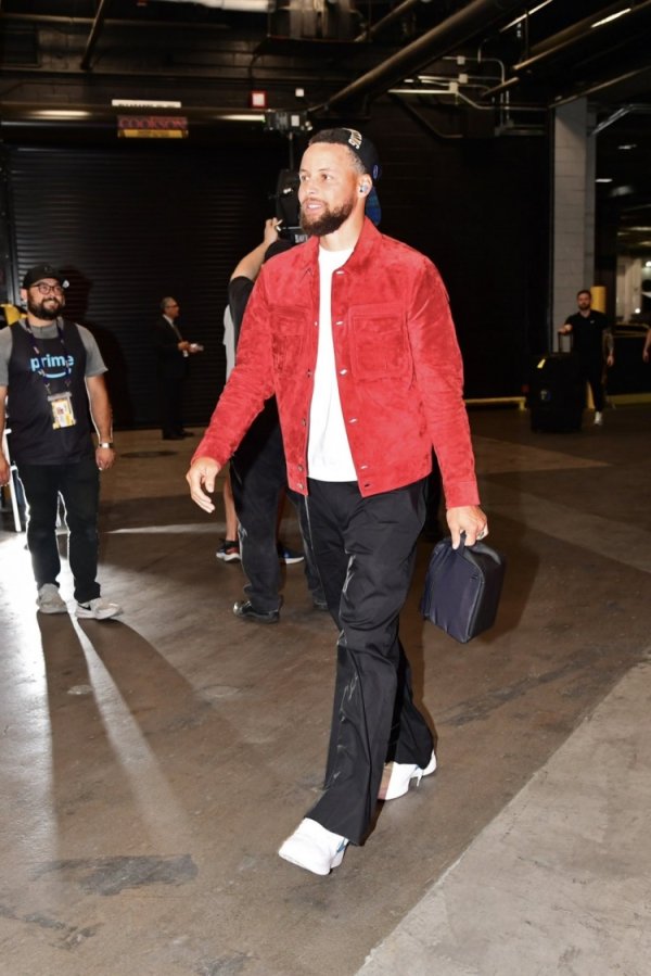 好股配资网 致敬对手！生死战面对太阳 库里上脚“奥运系列”配色Book 1战靴